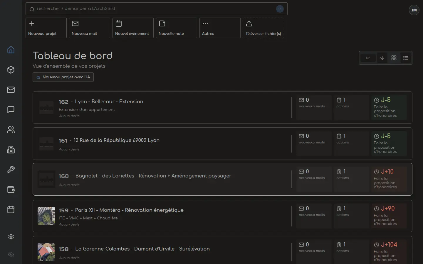 Tableau de bord ArchSSist : liste d’affaires avec numéro, intitulé, échéance et actions, barre « rechercher / demander à I.A.rchSSist » et commande « Nouveau projet avec l’IA ».